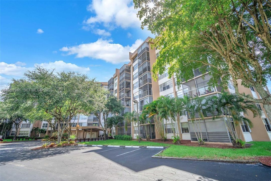 For Sale: $143,500 (2 beds, 2 baths, 1100 Square Feet)