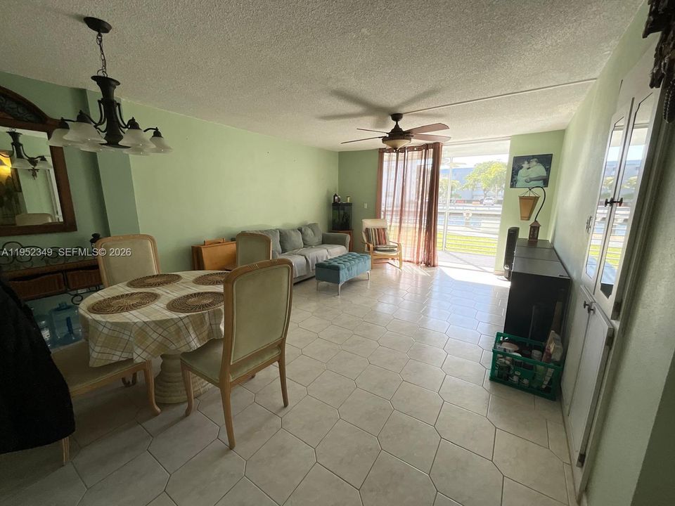 En Venta: $160,000 (2 camas, 2 baños, 1085 Pies cuadrados)