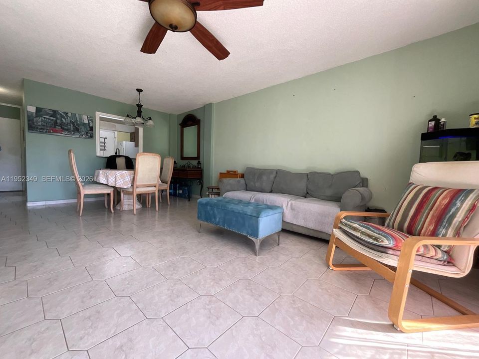 En Venta: $160,000 (2 camas, 2 baños, 1085 Pies cuadrados)