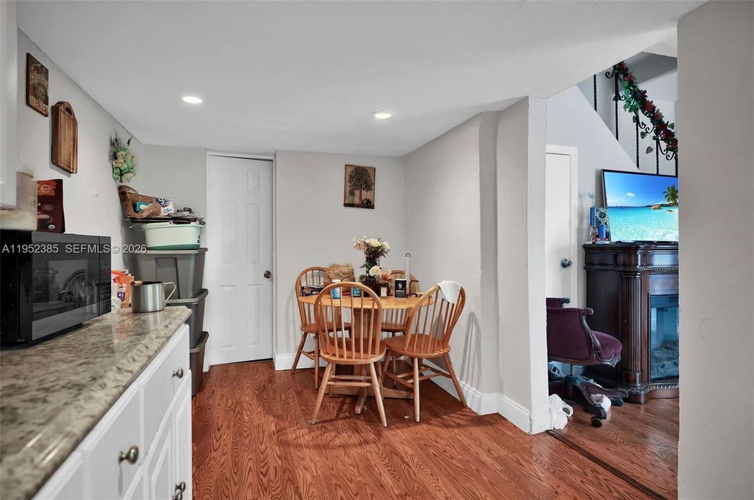For Sale: $473,000 (3 beds, 3 baths, 2220 Square Feet)