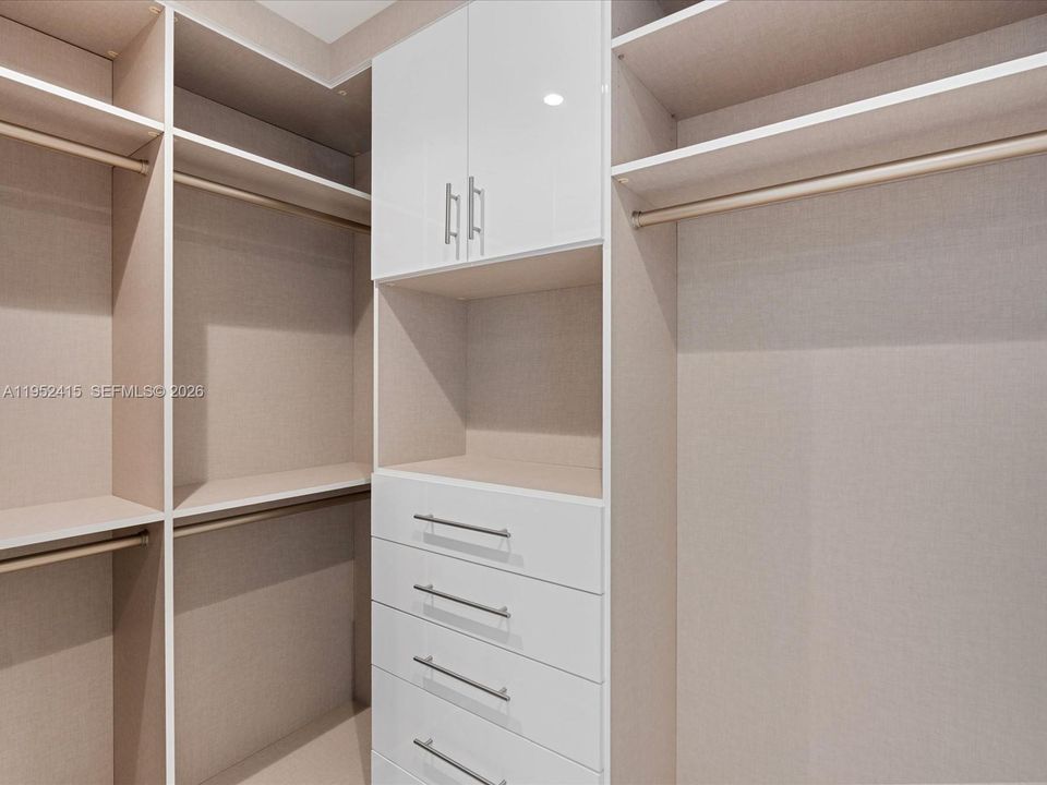 Recientemente alquilado: $16,500 (2 camas, 2 baños, 2155 Pies cuadrados)