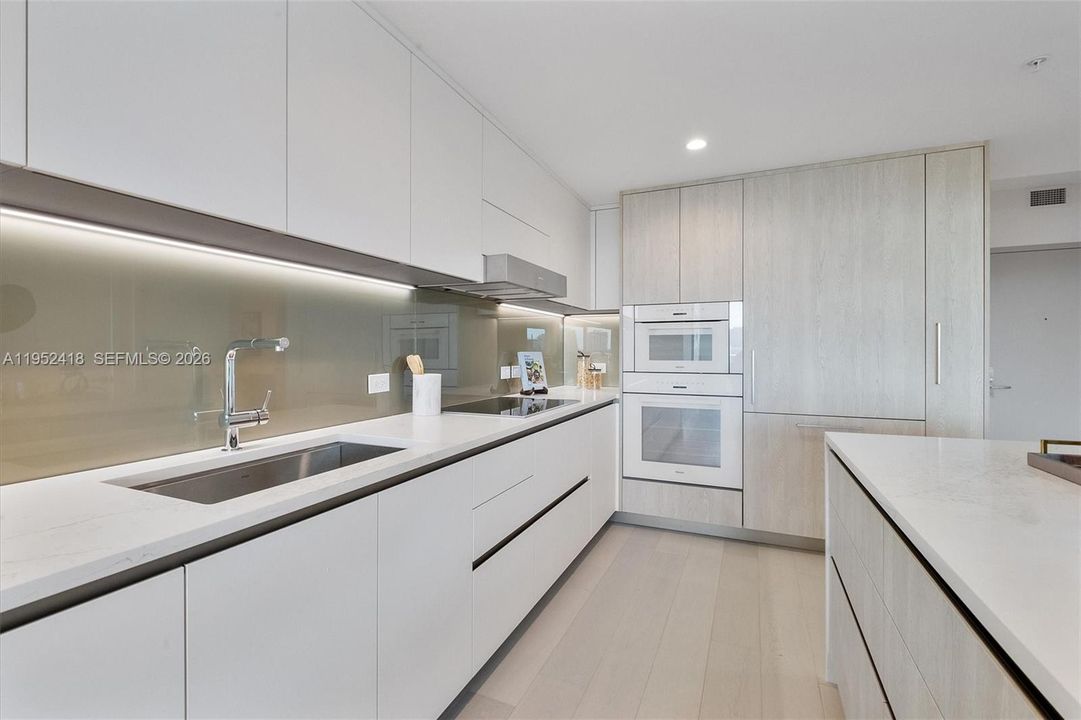 Active With Contract: $2,475,000 (3 beds, 3 baths, 1830 Square Feet)