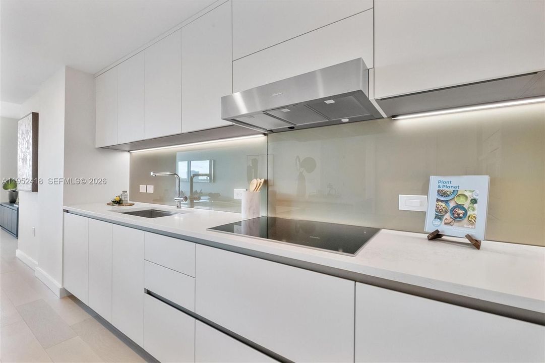 Active With Contract: $2,475,000 (3 beds, 3 baths, 1830 Square Feet)