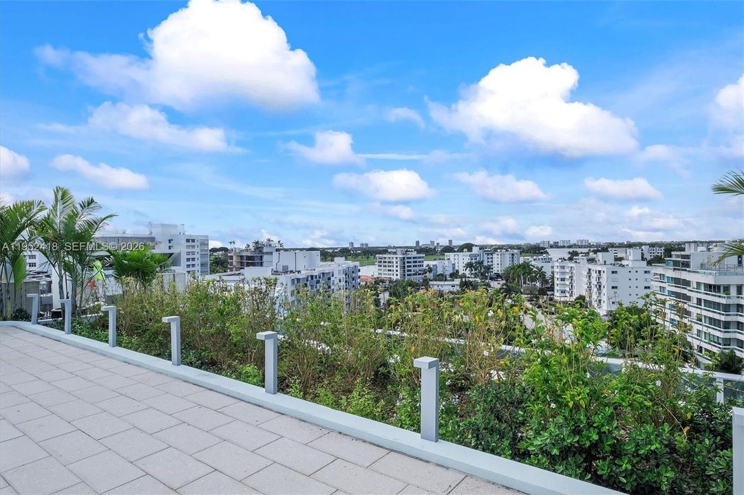 Active With Contract: $2,475,000 (3 beds, 3 baths, 1830 Square Feet)