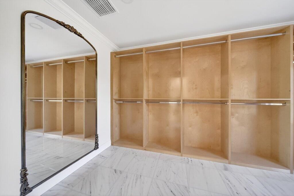 primarycloset1.jpg-SMALL