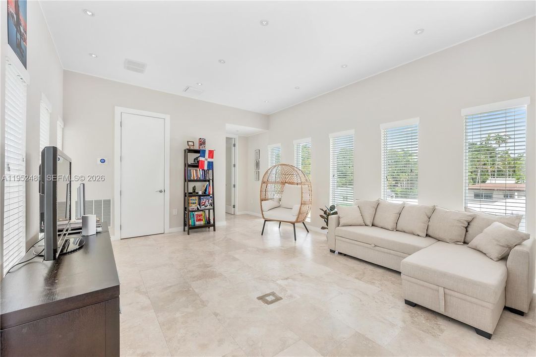 Recently Rented: $6,250 (3 beds, 2 baths, 2670 Square Feet)