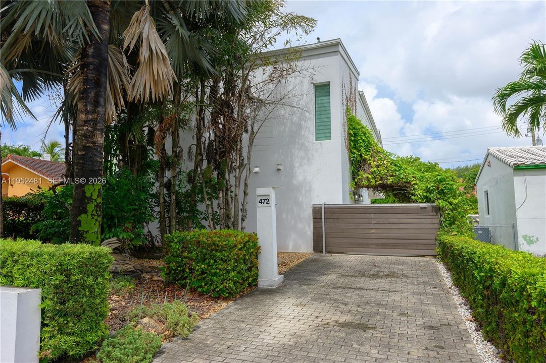 Recently Rented: $6,250 (3 beds, 2 baths, 2670 Square Feet)