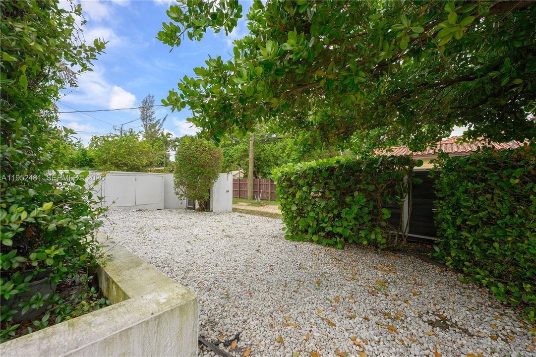 Recently Rented: $6,250 (3 beds, 2 baths, 2670 Square Feet)