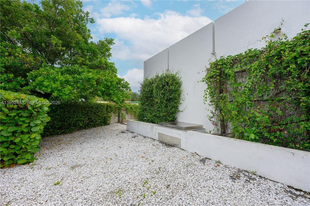 Recently Rented: $6,250 (3 beds, 2 baths, 2670 Square Feet)