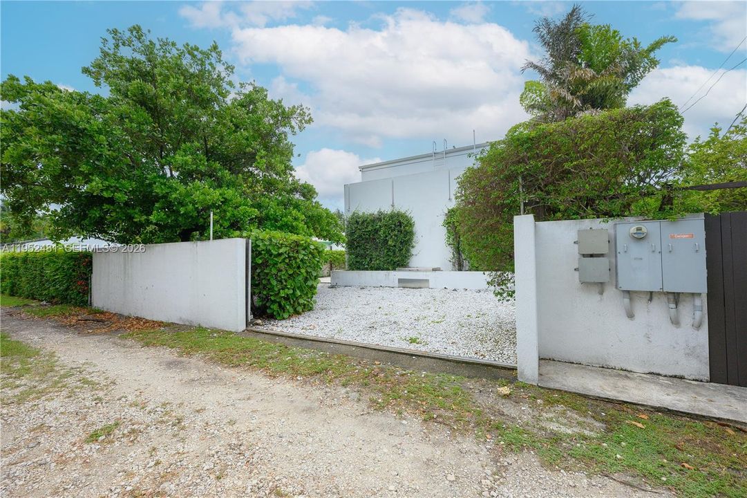 Recently Rented: $6,250 (3 beds, 2 baths, 2670 Square Feet)