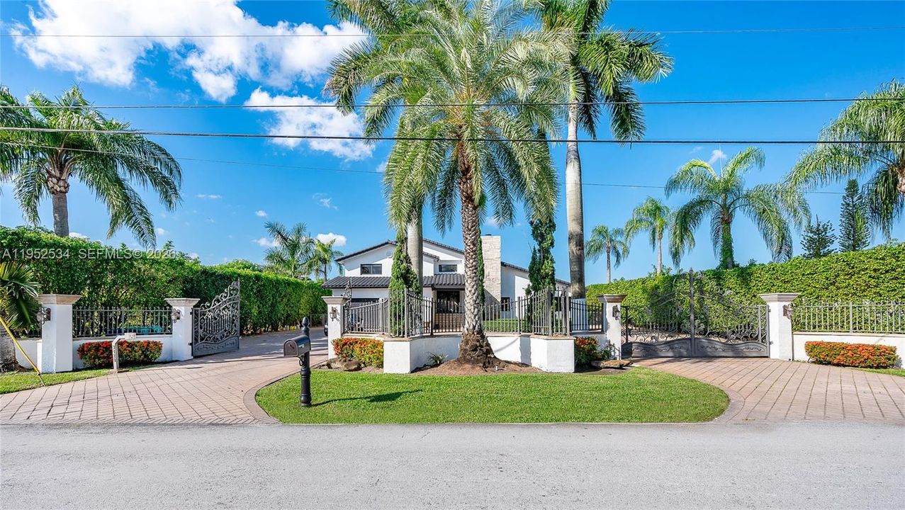 For Rent: $13,990 (5 beds, 5 baths, 6388 Square Feet)