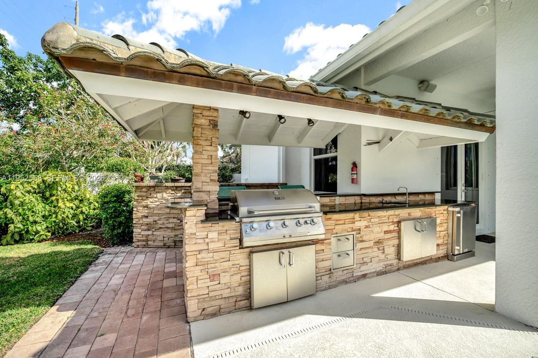 Vendido Recientemente: $969,000 (3 camas, 3 baños, 2730 Pies cuadrados)