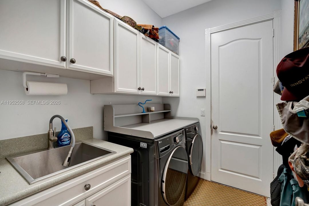 Vendido Recientemente: $969,000 (3 camas, 3 baños, 2730 Pies cuadrados)