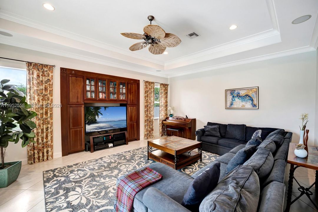 Vendido Recientemente: $969,000 (3 camas, 3 baños, 2730 Pies cuadrados)
