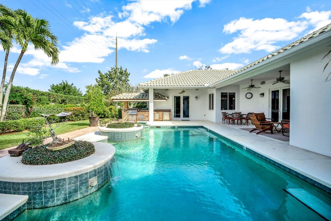 Vendido Recientemente: $969,000 (3 camas, 3 baños, 2730 Pies cuadrados)