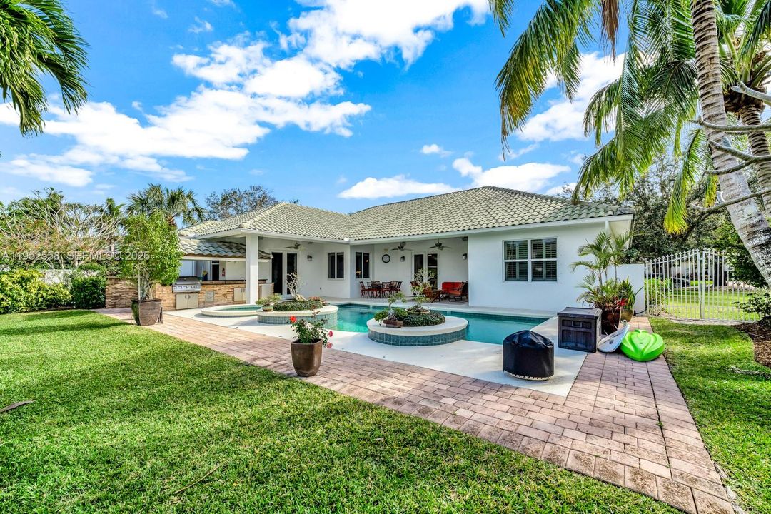 Vendido Recientemente: $969,000 (3 camas, 3 baños, 2730 Pies cuadrados)
