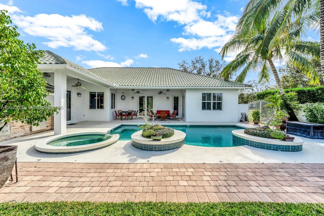 Vendido Recientemente: $969,000 (3 camas, 3 baños, 2730 Pies cuadrados)