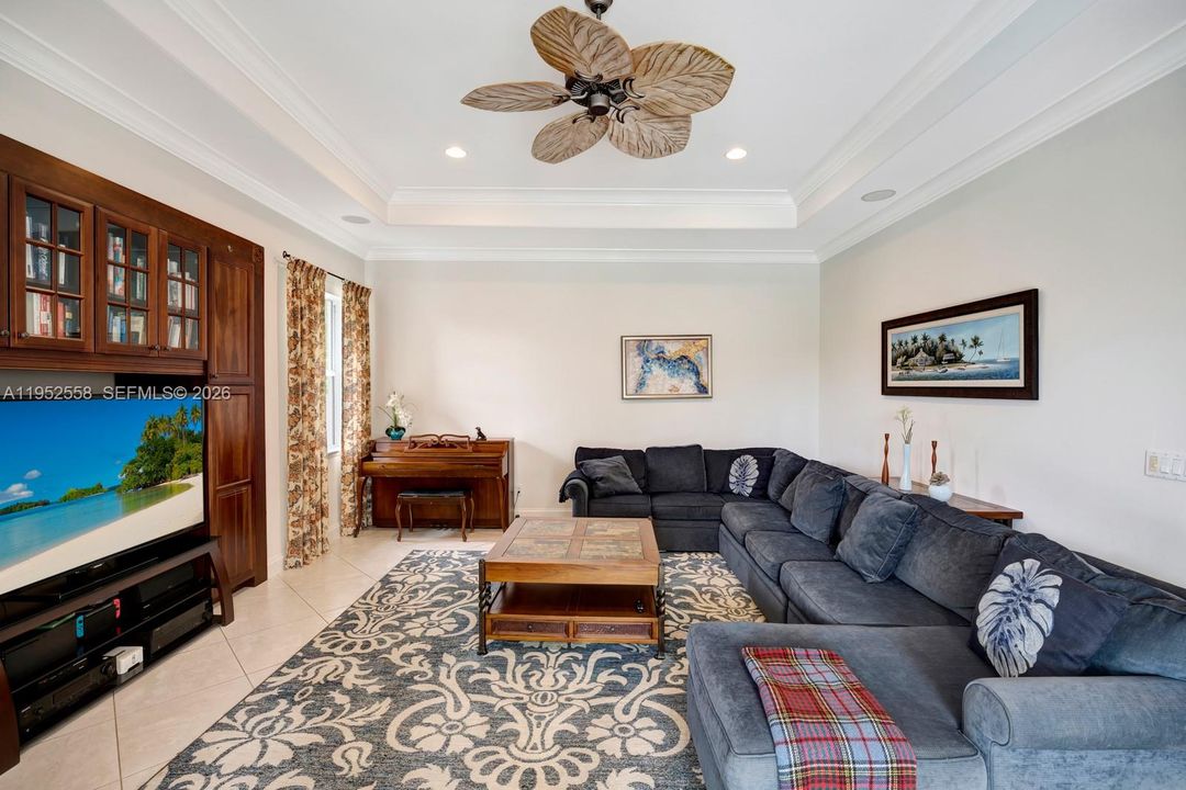 Vendido Recientemente: $969,000 (3 camas, 3 baños, 2730 Pies cuadrados)