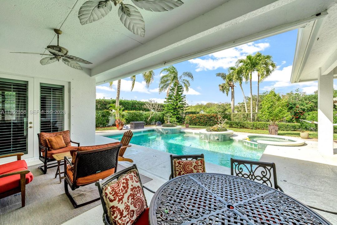 Vendido Recientemente: $969,000 (3 camas, 3 baños, 2730 Pies cuadrados)