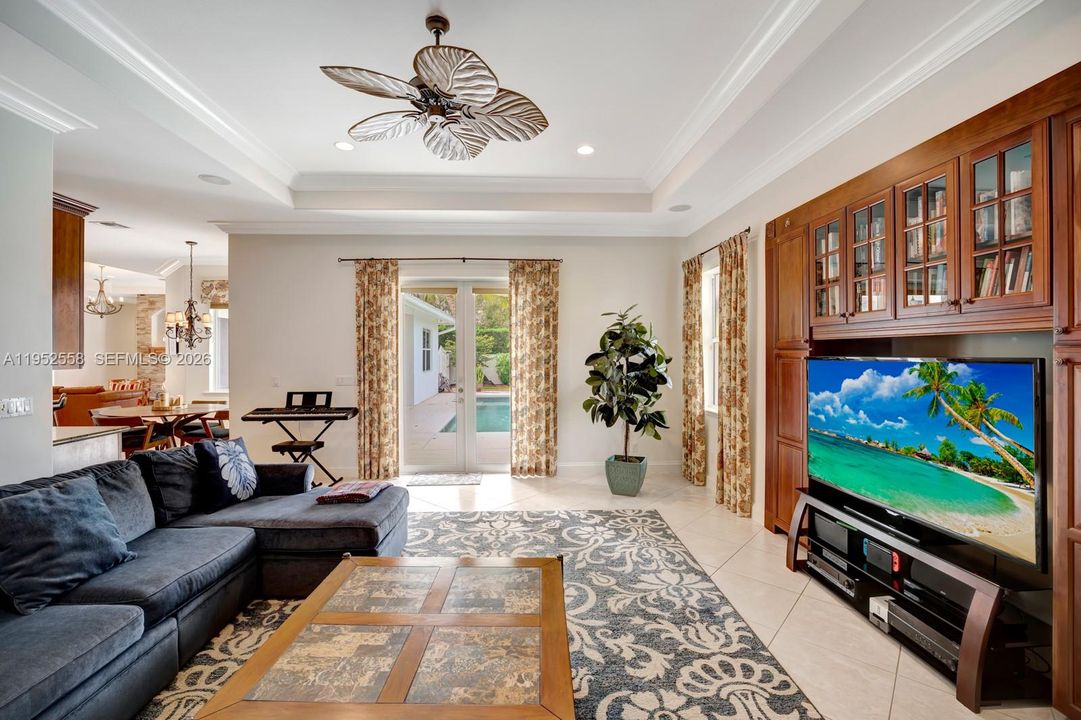 Vendido Recientemente: $969,000 (3 camas, 3 baños, 2730 Pies cuadrados)