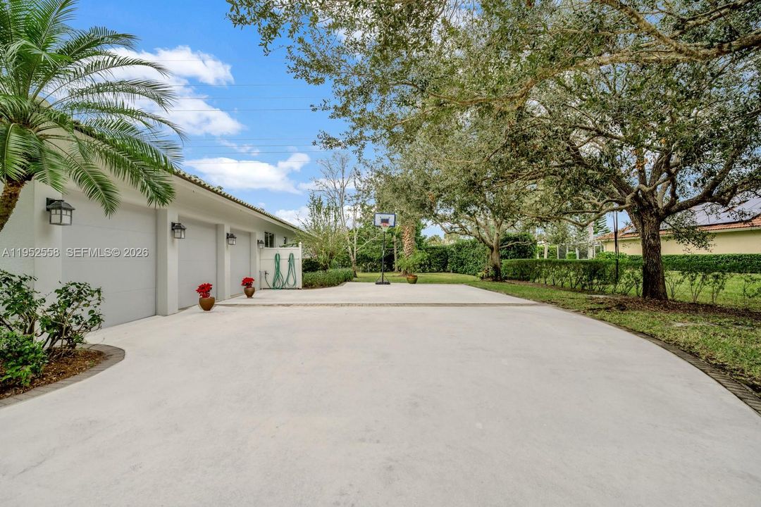 Vendido Recientemente: $969,000 (3 camas, 3 baños, 2730 Pies cuadrados)