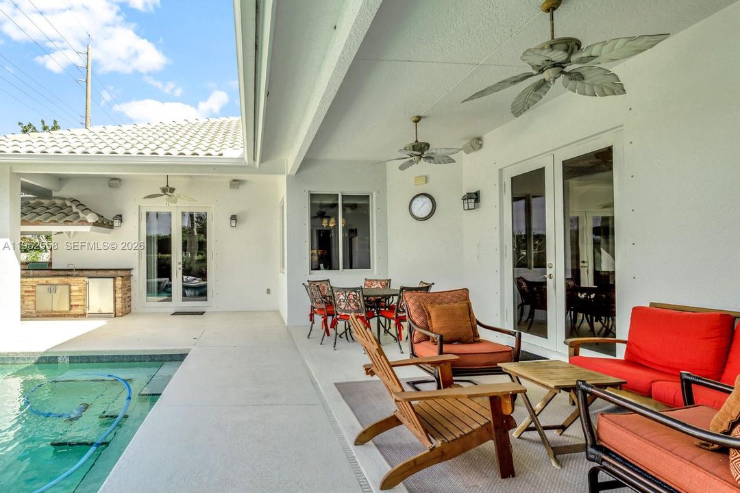 Vendido Recientemente: $969,000 (3 camas, 3 baños, 2730 Pies cuadrados)