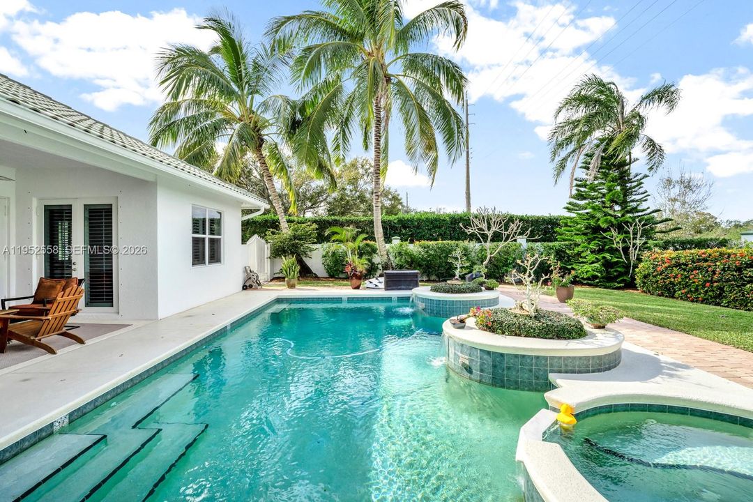 Vendido Recientemente: $969,000 (3 camas, 3 baños, 2730 Pies cuadrados)