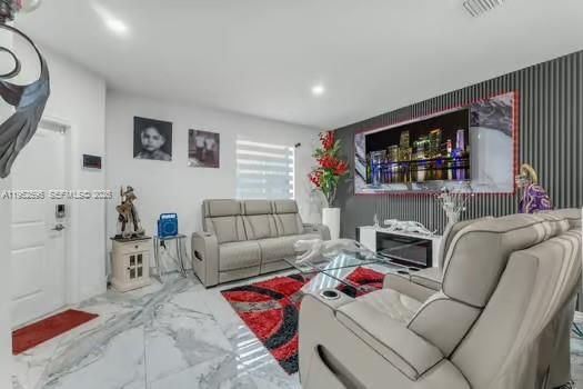 Activo con contrato: $280,000 (3 camas, 2 baños, 1612 Pies cuadrados)