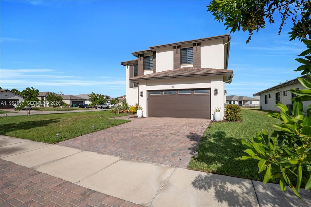 En Venta: $639,900 (4 camas, 2 baños, 3167 Pies cuadrados)