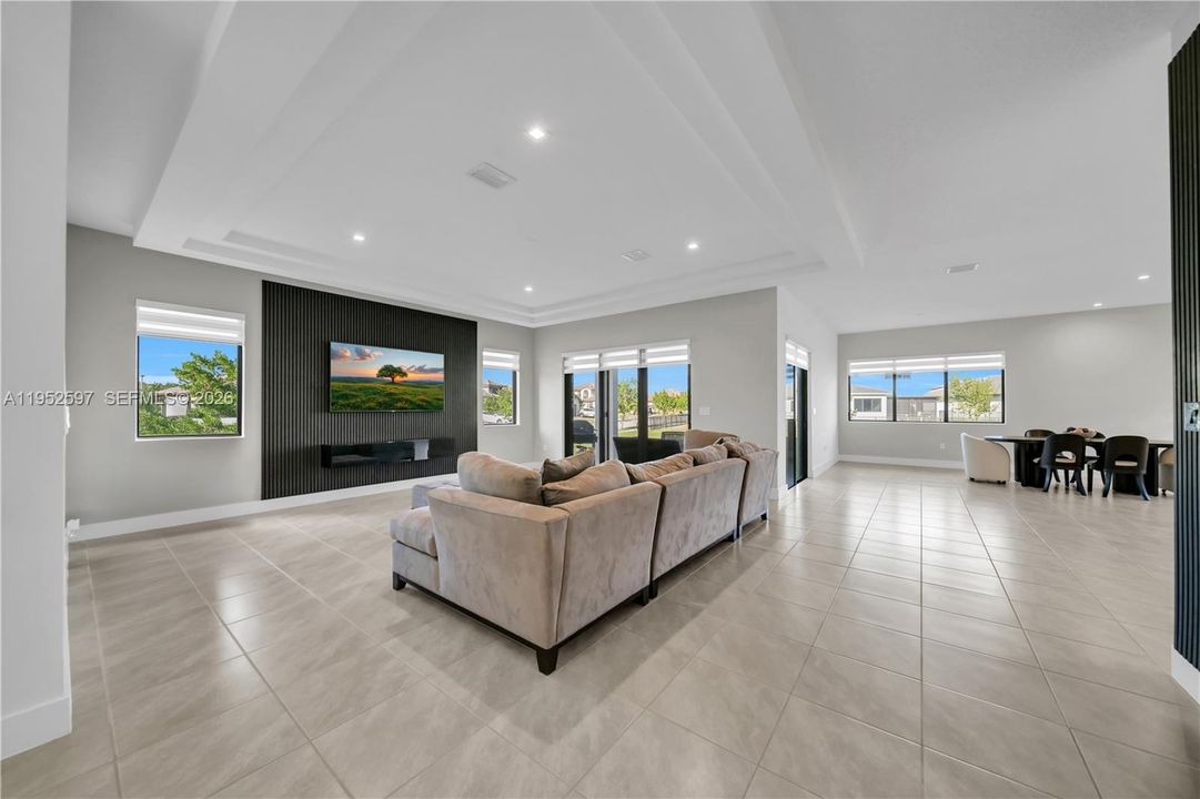 En Venta: $639,900 (4 camas, 2 baños, 3167 Pies cuadrados)