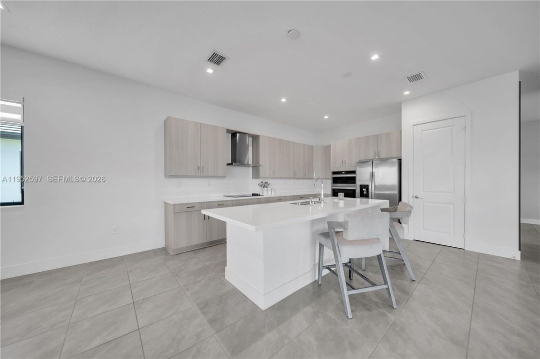 En Venta: $639,900 (4 camas, 2 baños, 3167 Pies cuadrados)