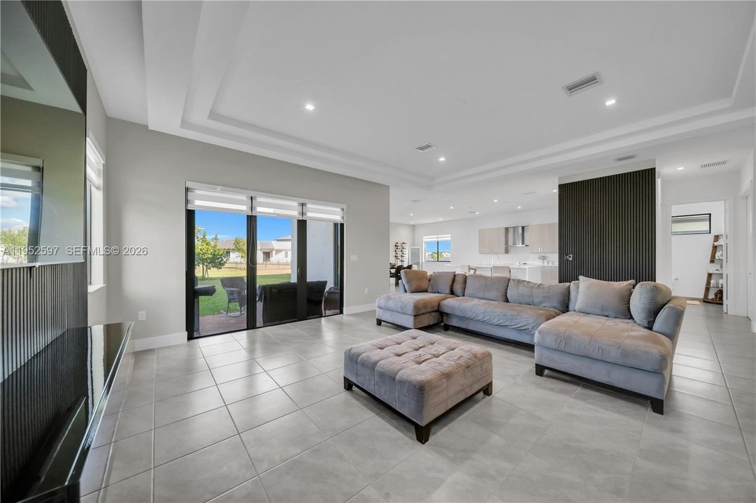 En Venta: $639,900 (4 camas, 2 baños, 3167 Pies cuadrados)