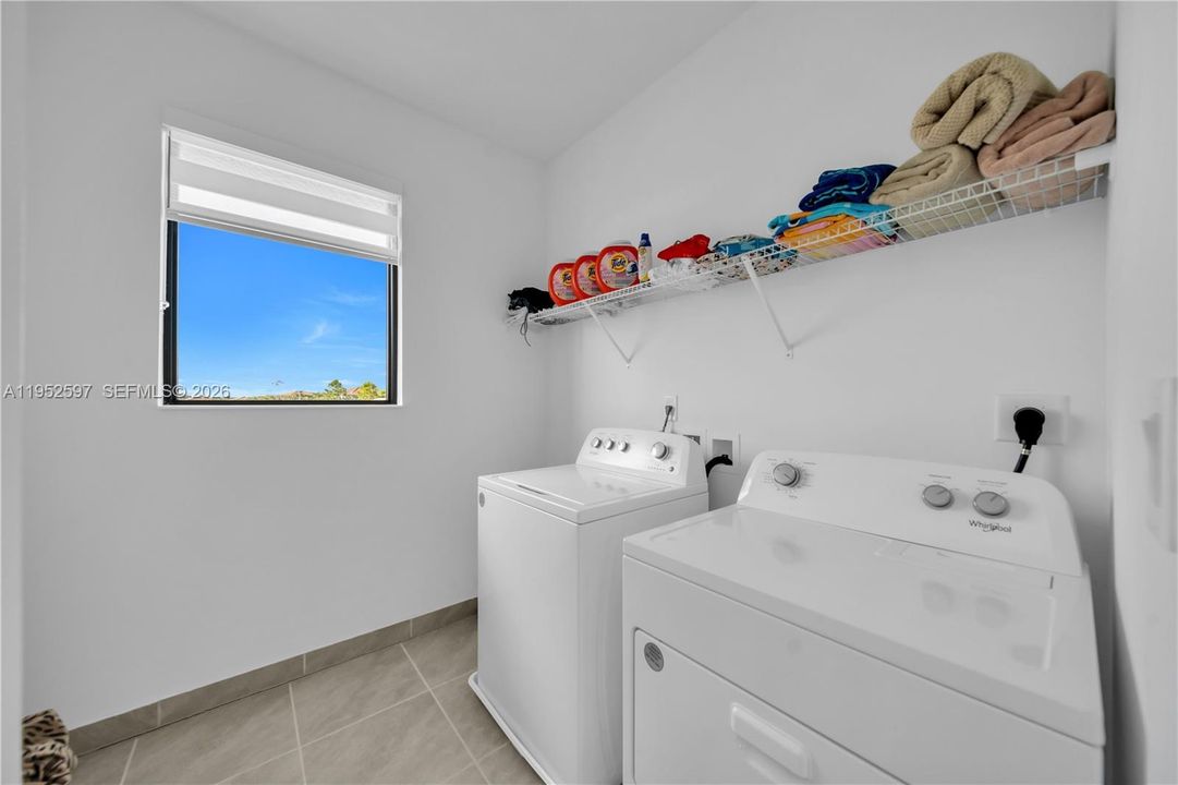 En Venta: $639,900 (4 camas, 2 baños, 3167 Pies cuadrados)