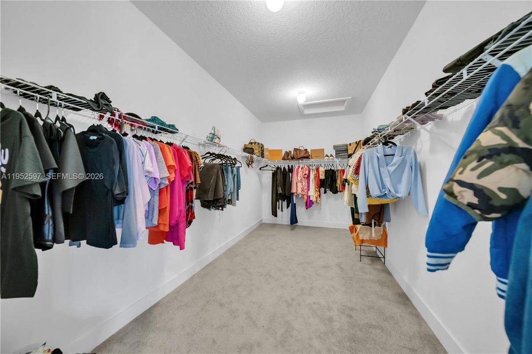 En Venta: $639,900 (4 camas, 2 baños, 3167 Pies cuadrados)