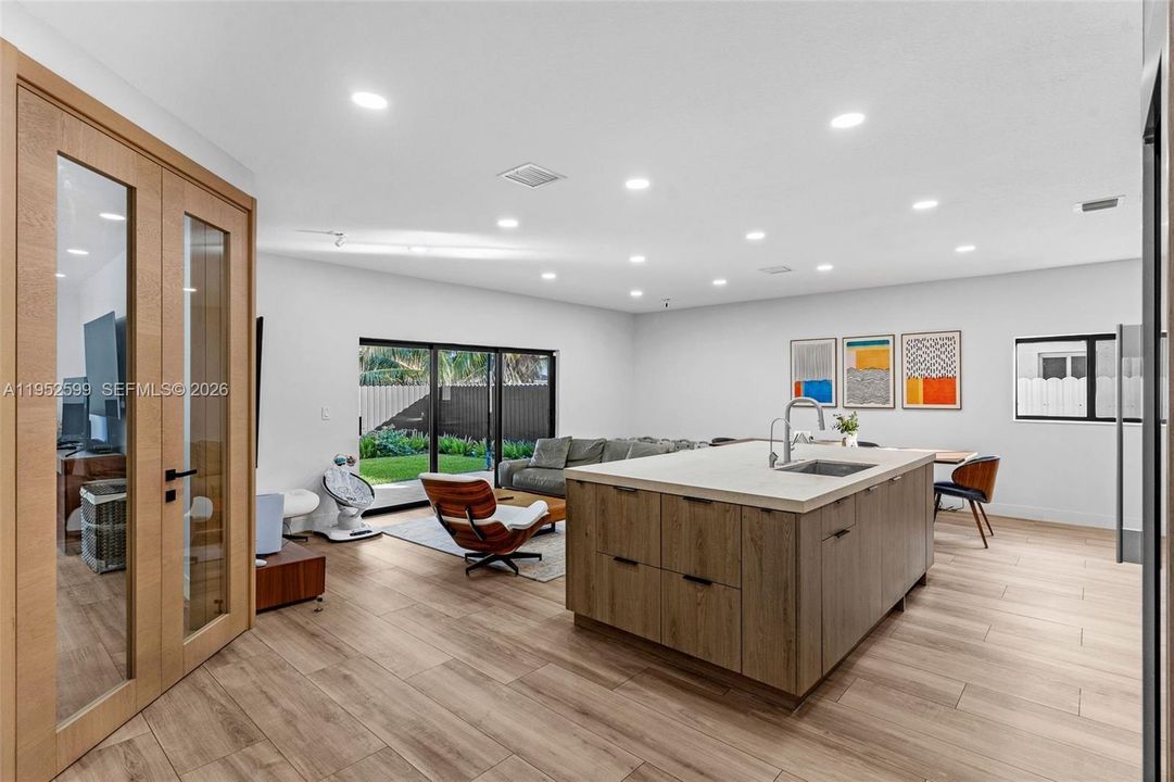 En Venta: $799,900 (3 camas, 2 baños, 2055 Pies cuadrados)