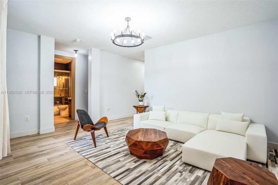 En Venta: $799,900 (3 camas, 2 baños, 2055 Pies cuadrados)