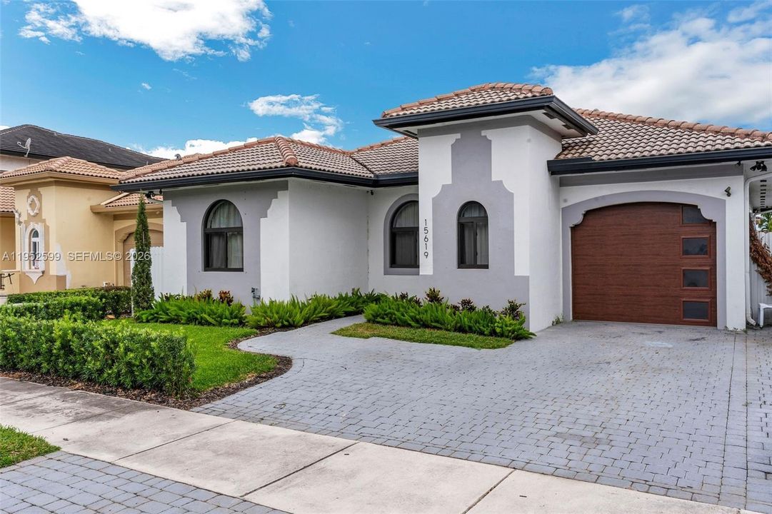 En Venta: $799,900 (3 camas, 2 baños, 2055 Pies cuadrados)