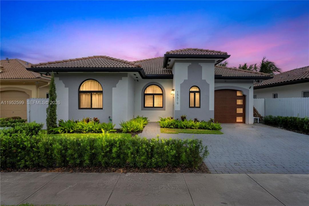 En Venta: $799,900 (3 camas, 2 baños, 2055 Pies cuadrados)