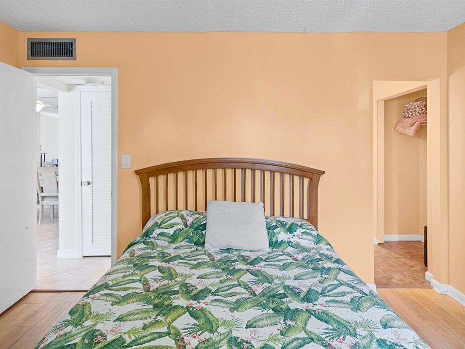 12 Primary Bedroom (4)
