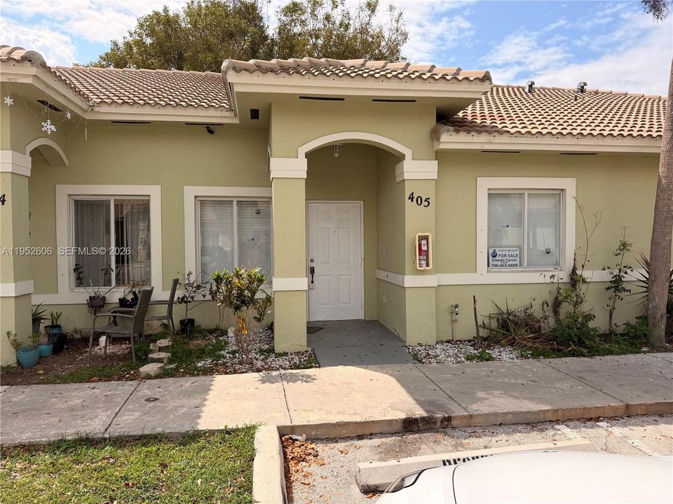 Activo con contrato: $243,000 (2 camas, 2 baños, 898 Pies cuadrados)