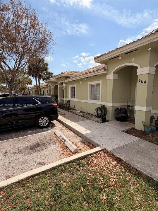 Activo con contrato: $243,000 (2 camas, 2 baños, 898 Pies cuadrados)