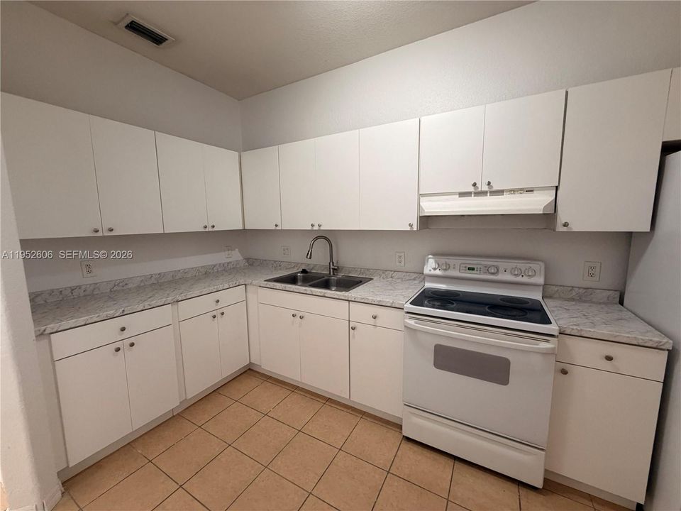 Activo con contrato: $243,000 (2 camas, 2 baños, 898 Pies cuadrados)