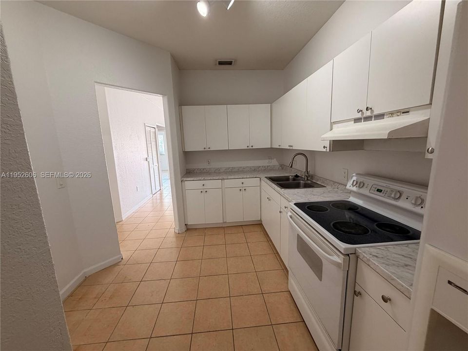 Activo con contrato: $243,000 (2 camas, 2 baños, 898 Pies cuadrados)