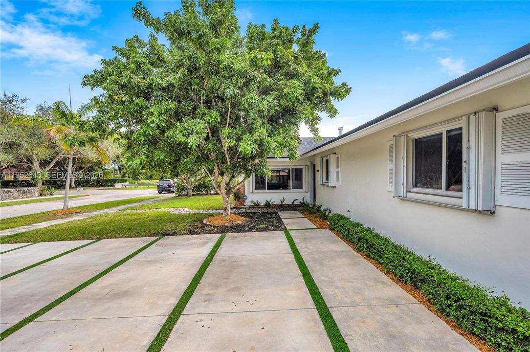 For Sale: $1,075,000 (4 beds, 2 baths, 1943 Square Feet)