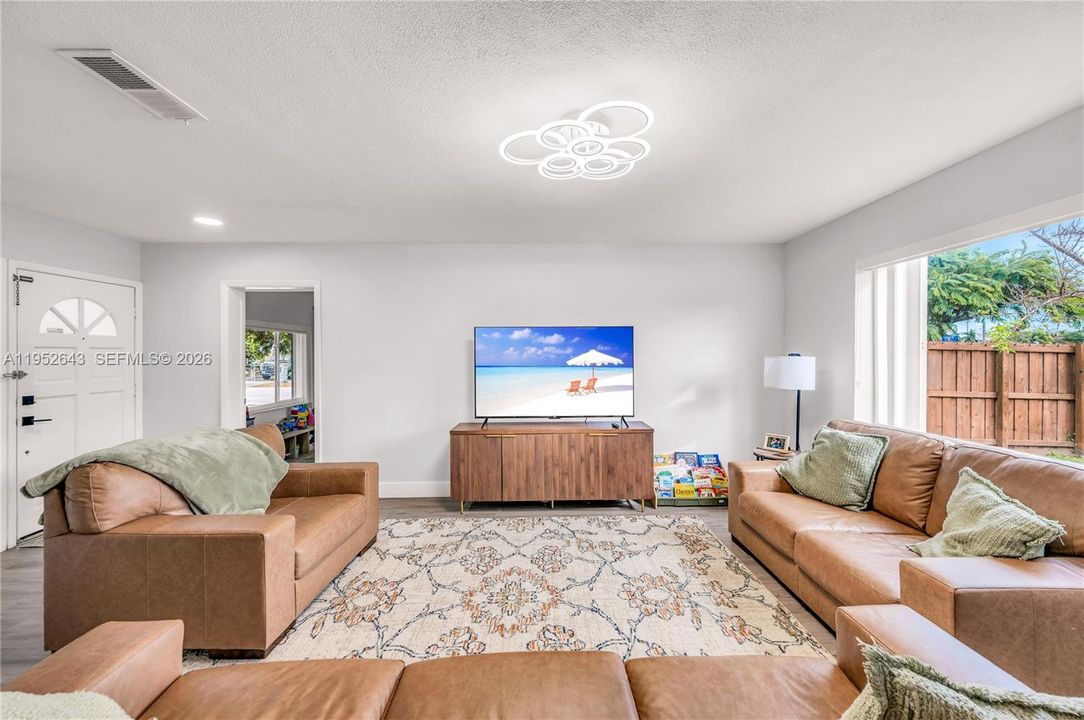 For Sale: $1,075,000 (4 beds, 2 baths, 1943 Square Feet)