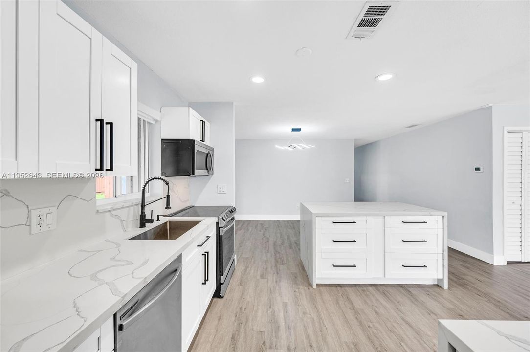 For Sale: $1,075,000 (4 beds, 2 baths, 1943 Square Feet)