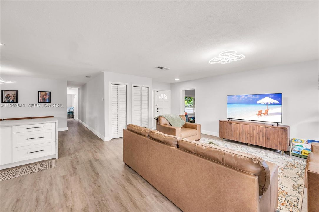 For Sale: $1,075,000 (4 beds, 2 baths, 1943 Square Feet)