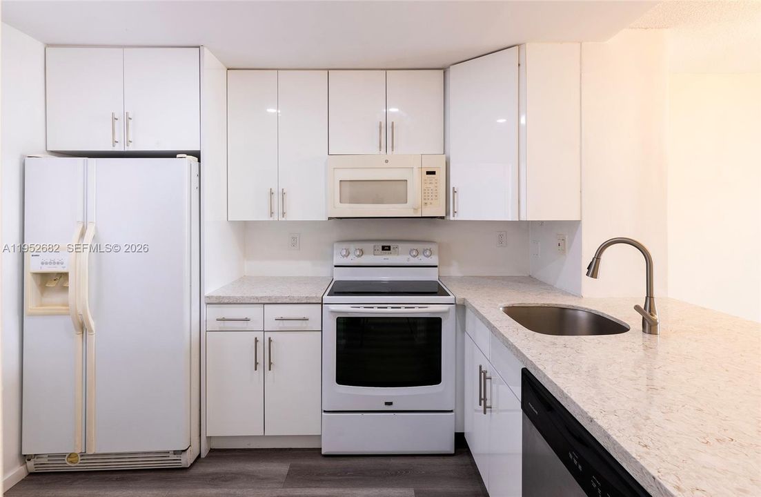 For Sale: $149,990 (2 beds, 2 baths, 800 Square Feet)