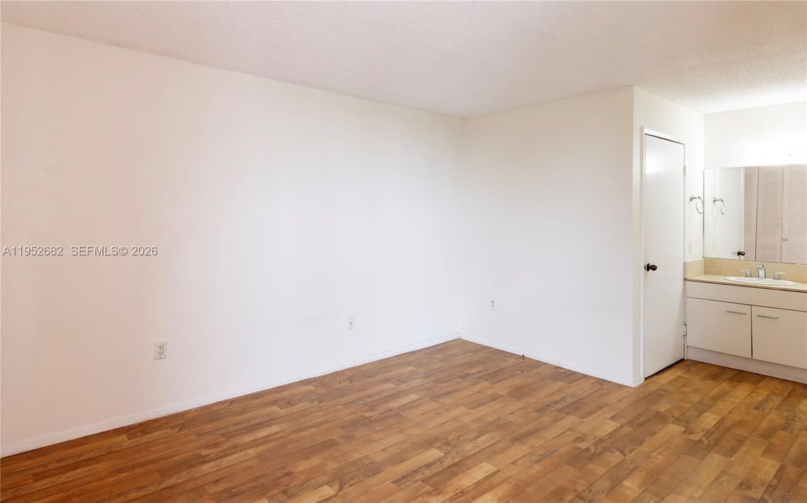 For Sale: $149,990 (2 beds, 2 baths, 800 Square Feet)