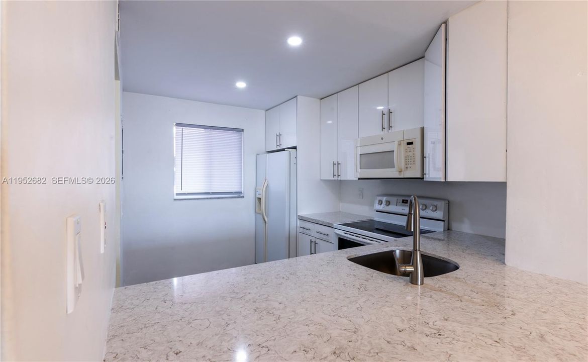 For Sale: $149,990 (2 beds, 2 baths, 800 Square Feet)